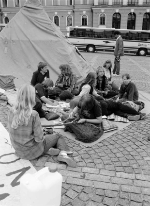 Strajk głodowy Ruchu Koijärvi na Placu Senackim w Helsinkach, 1980 r. Ruch Koijärvi był ruchem ekologicznym, zapoczątkowanym wiosną 1979 r., jego celem było zatrzymanie osuszania jeziora Koijärvi, ważnego obszaru występowania ptaków. Fot. Erki Salmela, źródło: Wikipedia
