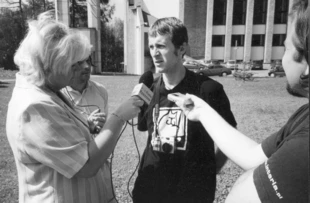Konrad Kata z Towarzystwa na rzecz Ziemi rozmawia z dziennikarzami z Krosna o regulacjach rzek. Fot. Grzegorz Bożek