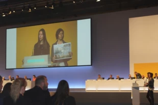 Katarzyna Kubiczek (po prawej) reprezentowała Stowarzyszenie ekologiczne Eko-Unia na walnym zgromadzeniu akcjonariuszy Commerzbank. Frankfurt nad Menem, 8 maja 2018 r.