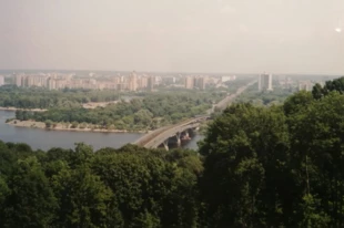 
Kijów zielony i wielka rzeka Dniepr. Tutaj jeszcze w czasach pokoju, obecnie te miejsca niszczy rosyjski ostrzał. Fot. Grzegorz Bożek
