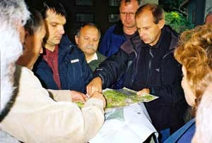 Prof. Henryk Okarma w rozmowie z prezesem Fakro na temat kompleksu rekreacyjnego Szczawniczek w gminie Muszyna, wrzesień 2008. Fot. Grzegorz Bożek