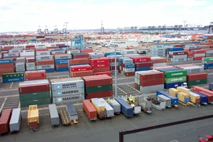 
Port kontenerowy. Fot. Aaron Jacobs, Stoccaggio di container al terminal container di Sydney in Australia, Wikipedia, Creative Commons 2.0
