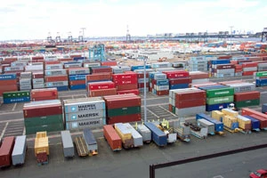 Port kontenerowy. Fot. Aaron Jacobs, Stoccaggio di container al terminal container di Sydney in Australia, Wikipedia, Creative Commons 2.0