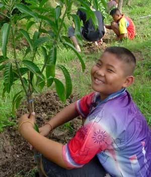 
Sadzenie drzew z dziećmi chorymi na AIDS. Kupiłem 100 drzew dla dzieci z Lupbury (150 km na północ od Bangoku), gdzie znajduje się świątynia AIDS. Zasadziliśmy je wszystkie razem, aby dać tym dzieciom malutką nadzieję. Fot. Archiwum We need trees
