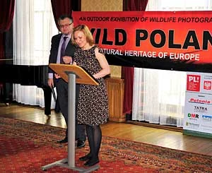 Roland Chojnacki, dyrektor Instytutu Kultury Polskiej w Londynie oraz Joanna Milewska z Fundacji Wild Poland podczas uroczystości otwarcia wystawy w londyńskiej Ambasadzie RP. Fot. Dawid Kaźmierczak