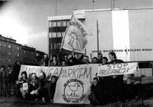 Protest przed Urzędem Wojewódzkim w Bielsku-Białej, zorganizowany m.in. ze względu na brak odpowiedzi na petycję w sprawie zaniechania wycinki drzew i polowań w Dolinie Wapienicy 19 grudnia 1989 r. Na fotografii m.in. Janusz Korbel, Janusz Tyrlik, Jacek Bożek, Jerzy Oszelda z Pracowni.
