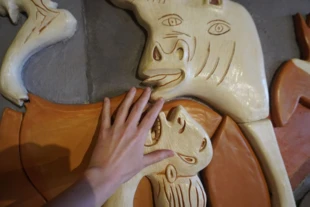 Fragment kopii dotykowej obrazu „Guernica” Pabla Picassa, Muzeum Dotyku im. Homera w Ankonie (Museo Omero). Fot. Dagmara Stanosz