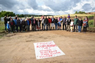 Mieszkańcy protestują przeciwko niszczeniu przyrody i krajobrazu kulturowego. Z tyłu rozpoczęcie budowlanych na granicy Rezerwatu Nietupa. Fot. Grzegorz Trofimowicz