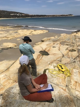 Badanie stopnia zanieczyszczenia środowiska śmieciami za pomocą metodologii autorstwa naukowców z CSIRO Oceans and Atmosphere, Tasmania. Fot. Zuzanna Jagiełło