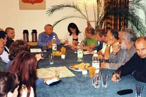 Spotkanie w urzędzie gminy Muszyna. Na zdjęciu Waldemar Serwiński – ówczesny burmistrz Muszyny, prezes Fakro Ryszard Florek, prof. Henryk Okarma, wrzesień 2008. Fot. Grzegorz Bożek