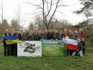 
Uczestnicy sesji IV Ukraińsko-Polska Szkoła Ochrony Przyrody wraz z prowadzącymi zajęcia. W tym samym czasie, w którym odbywała się Szkoła, 25-lecie swojeje dziłalnosci obchodziło Stowarzyszenie Pracownia na rzecz Wszystkich Istot, Bystra 13 grudnia 2014 r.
