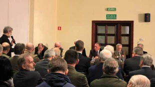 Coś w tym obrazie jest... za stołem prezydialnym jeden mówca jakby śpi, drugi chowa głowę w rękach, a minister jakby szuka wyjścia ewakuacyjnego. Fot. Archiwum Pracowni