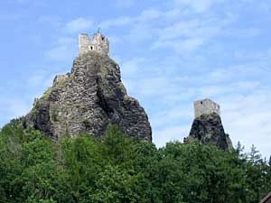 Zamek Trosky zbudowany na kominach bazaltowych wulkanu, Czechy. Fot. Andrzej Ginalski