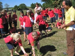 
Sadzenie drzew w szkole w Tokorze w Nowej Zelandii. Fot. Archiwum We need trees
