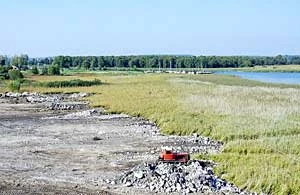 
Jezioro Roś – dewastacja trwa nadal, rok 2006. Fot. Marek Łachacz

