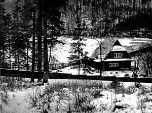 „Domek nad zaporą” siedziba Pracowni w latach 1991-1999. Zdjęcie z 1989 roku.