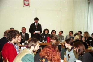 Wiceminister Radosław Gawlik i Janusz Korbel podczas konferencji na temat projektu „Dzika Polska” zorganizowanej w Ministerstwie Ochrony Środowiska, Zasobów Naturalnych i Leśnictwa, listopad 1998 r. Fot. Jacek Zachara