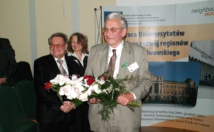 Podczas międzynarodowej konferencji będącej podsumowaniem jego pracy w KUL Profesor wystąpił z wpiętą zieloną wstążką na znak solidarności z protestującymi w obronie doliny Rospudy (marzec 2007 r.). Fot. Krzysztof Wojciechowski