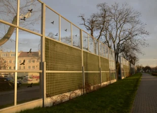 Niewłaściwie zabezpieczone ekrany akustyczne przy ulicy Lotniczej we Wrocławiu. Fot. Ewa Zyśk-Gorczyńska