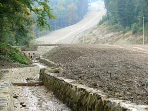Czy woda w górach potrzebna jest jedynie do armatek do naśnieżania? Obudowa potoku wzdłuż trasy narciarskiej Szczawnik – stoki Pustej – Wierchomla, dwie z Siedmiu Dolin, jesień 2009 r. Fot. Zdzisław Borsuk