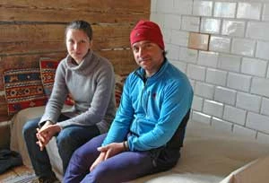 Małgorzata Sylwestrzak i Mohammad Tajeran podczas realizacji wywiadu dla Dzikiego Życia, Białogorce, Podlasie, 9 listopada 2012 r. Fot. Grzegorz Czerwiński
