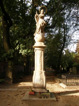 Barokowa figura Matki Boskiej z 1771 roku w jesiennym słońcu. Fot. Bartosz Świątek