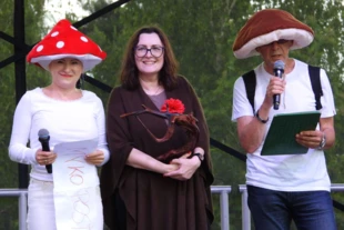 Magdalena Ochwat jako Muchomor, Katarzyna Głuch-Juszkiewicz jako Korzeń, Piotr Skubała jako Prawdziwek. Fot. Adam Piela