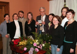Profesor ze swoimi pracownikami i studentami. Fot. A. Koćwin