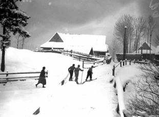 Turystyka narciarska w Zakopanem. Grupa narciarzy, 1935 r. Fot. Narodowe Archiwum Cyfrowe
