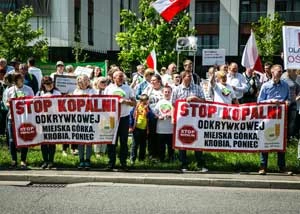 
Demonstracja „Nie Niszczcie!” przed siedzibą Nationale-Nederlanden w Warszawie, 10 maja 2016 r. Fot. Cezary Kowalski
