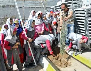Sadzenie drzew przez dziewczęta ze szkoły podstawowej w Tahzib. Fot. Mohammad Tajeran