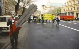 
Przemarsz ulicami Warszawy pod Urząd Rady Ministrów, kwiecień 1995 r. Fot. Janusz Korbel

