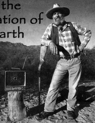 Edward Abbey demonstruje swój stosunek do cywilizacji przemysłowej, strzelając do telewizora. Fot. za Earth First!Journal, May-June 2001