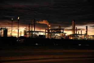 Navajo Refinery unsplash.com. Fot. Robin Sommer