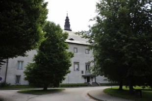 Budynek Muzeum ŚPN, którego włączenie w granice ŚPN postulował w 1932 r. prof. Władysław Szafer. Dziś Oblaci chcą je przejąć i usunąć z granic Parku. Fot. Łukasz Misiuna