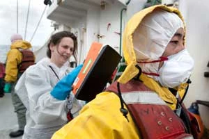 
Monitorowanie poziomu napromieniowania skafandrów ochronnych używanych przez członków załogi statku Rainbow Warrior biorących udział w pobieraniu próbek wodorostów, © Jeremy Sutton-Hibbert / Greenpeace
