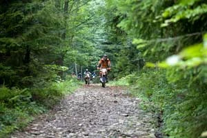 Crossowcy rozjeżdżają Gorczański Park Narodowy, sierpień 2011 r. Fot. Łukasz Kajor