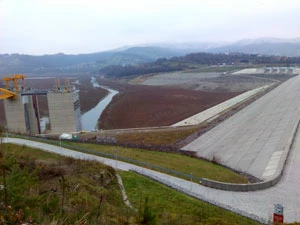 Zapora na Skawie. Przykład ogromnej ingerencji w przyrodę, która w założeniu ma rozwiązać problem nie sięgając do jego rzeczywistej przyczyny. Fot. Ryszard Kulik