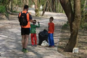 Dzieci z równą energią biegają i sprzątają. Fot. Robert Zakrzewski, RunVegan