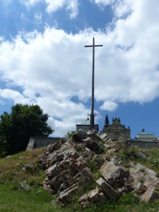 
Odsłonięcia skalne zwieńczone krzyżem. Fot. Łukasz Misiuna
