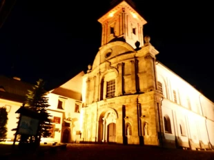 Zanieczyszczająca światłem iluminacja klasztoru na Łyścu. Nie wiadomo w jakim celu obiekt w środku lasu jest oświetlany w czasie krótkich, letnich nocy, w czasie okresu lęgowego i wegetacyjnego. Fot. Łukasz Misiuna