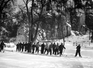 Turystyka narciarska w Ojcowie. Grupa turystów na nartach, 1935 r. Fot. Narodowe Archiwum Cyfrowe
