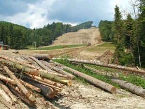 
Czy wszystkie góry niebawem będą wyglądać jak Jaworzyna Krynicka? Na fotografii w trakcie budowy trasy w roku 2006. Fot. Krzysztof Okrasiński
