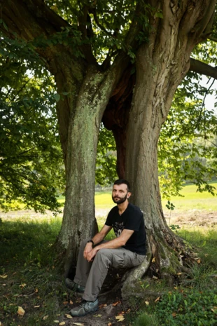 Pod oryginalnym grabem w parku pałacowym w Gołuchowie. Fot. Tomasz Kaczor