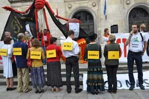 Podczas nietypowej konferencji prasowej przedstawiciele różnych grup społecznych (rolnicy, przedsiębiorcy, artyści, matki i babcie, prawnicy, ekolodzy, konsumenci) utworzyli napis z jasnym przekazem: Żądamy zakazu upraw GMO w tej chwili! Fot. Instytut Spraw Obywatelskich