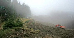 Prowadzenie prac ciężkim sprzętem (trzy koparki) i dokonanie znaczącej niwelacji terenu w pasie o szerokości ok. 40 m po prawej stronie wyciągu nr V, VI łączącego Halę Szczawiny z Halą Miziową, 19.11.2012. Fot. Archiwum Pracowni