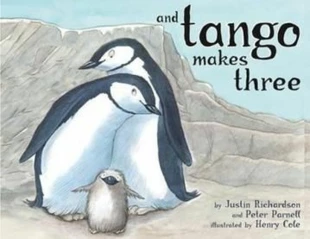 
Para samców pingwinów maskowych z nowojorskiego ZOO opiekowała się potomstwem a ich historię opisano w książce „Z Tango jest nas troje”. Fot. wikipedia.org

