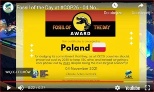 Skamielina Dnia dla Polski. „Za wykręcanie się od własnej deklaracji, że jak wszystkie kraje członkowskie OECD, powinna wyjść z węgla do 2030 r. by podtrzymać cel 1,5 °C, a zamiast tego za celowanie w rok 2049, choć jest 23. gospodarką świata!”. Źródło: Climate Action Network International
