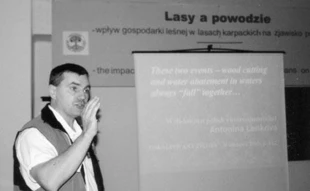 Prof. Andrij Kowalczuk z Ukrainy omawia problem powodzi. Fot. Jacek Zachara