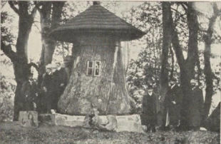 Zdjęcia altany wykonanej na zlecenie Dionizego Paszkiewicza z Baublisa z około 1900 r. Źródło: M. Bernsztejn, Dionizy Paszkiewicz – pisarz polsko-litewski na Żmudzi w pierwszej połowie XIX wieku, Wilno 1934; Polona.pl